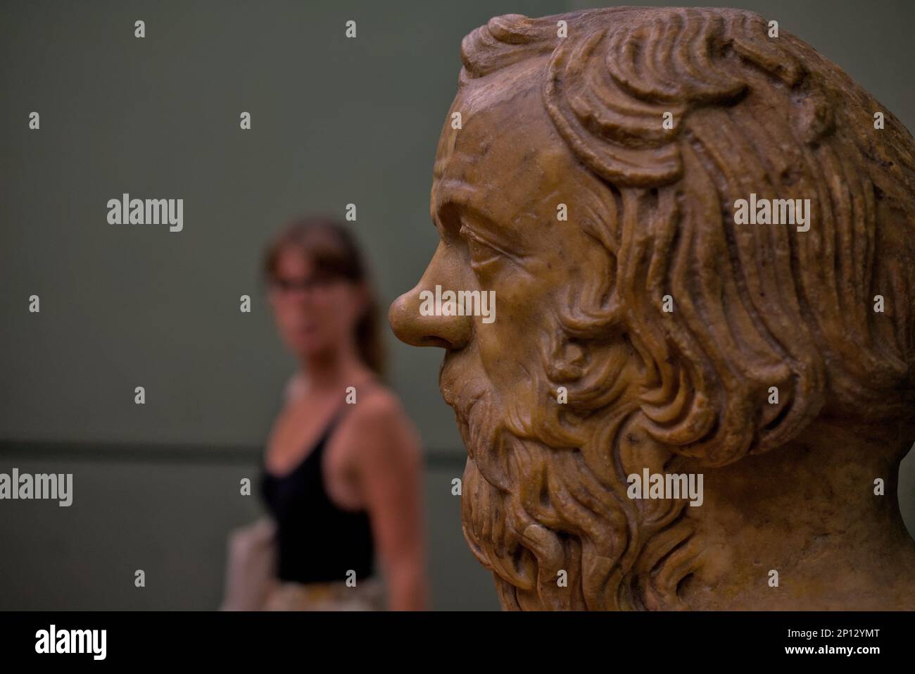 Unbekannte Frau, die das Profil einer Büste von Sokrates in der Galerie degli Uffizien in Florenz, Italien, betrachtet Stockfoto
