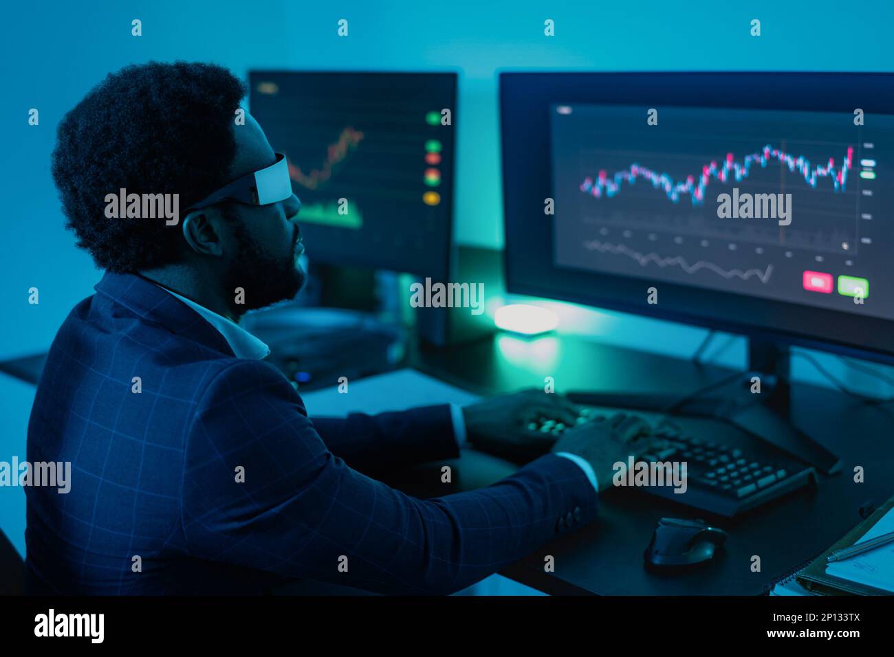 Finanzanalyst, der an NFT-Blockchain-Technologie mit futuristischer Virtual-Reality-Brille im Büro arbeitet – Fintech-Konzept Stockfoto