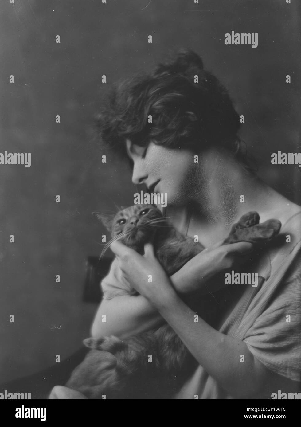 Bermicchi, Miss, mit Buzzer, der Katze, Porträtfoto, 1916. Stockfoto