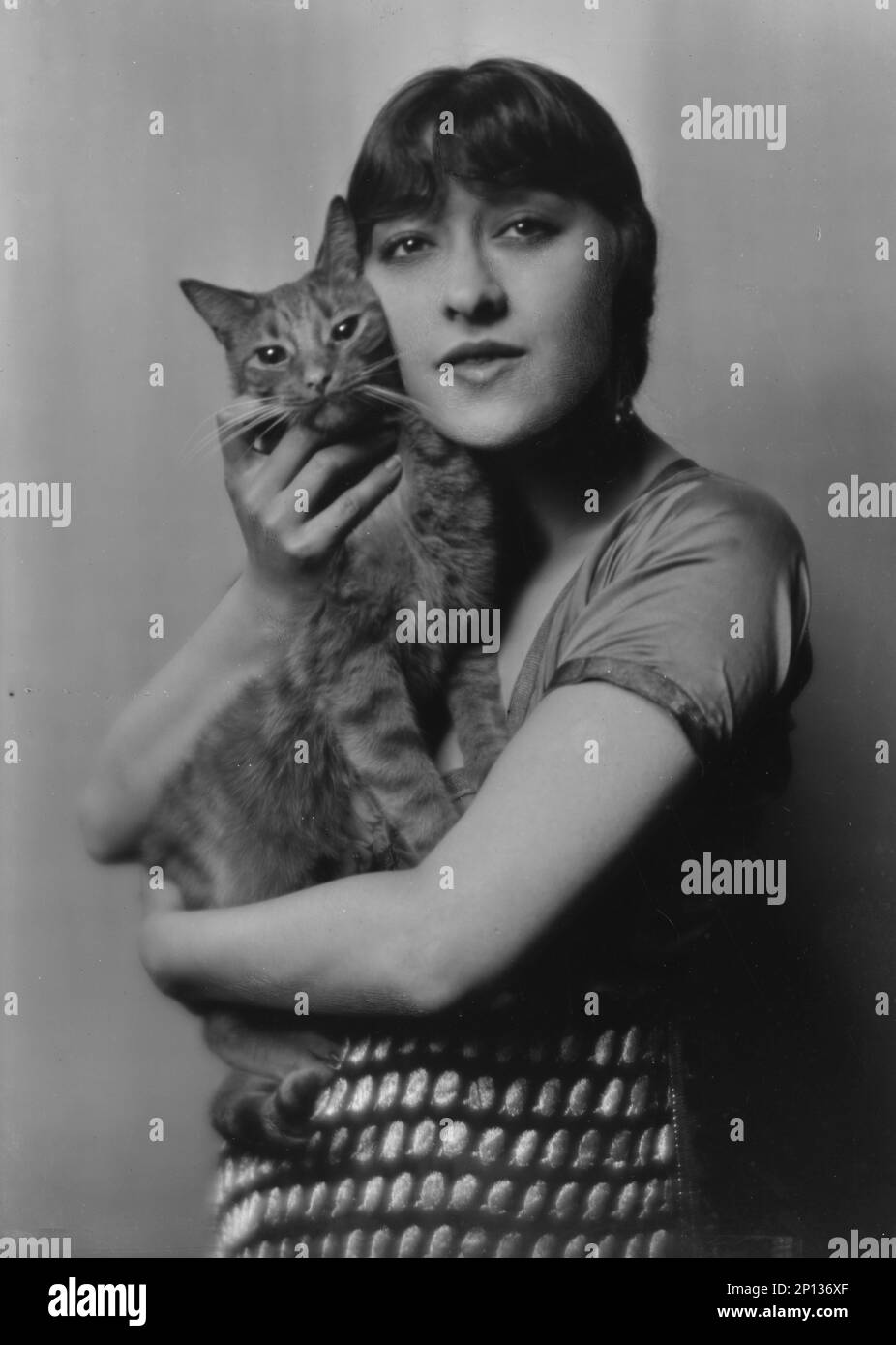 Dolly Schwester, mit Buzzer der Katze, Porträtfoto, 1916. Stockfoto