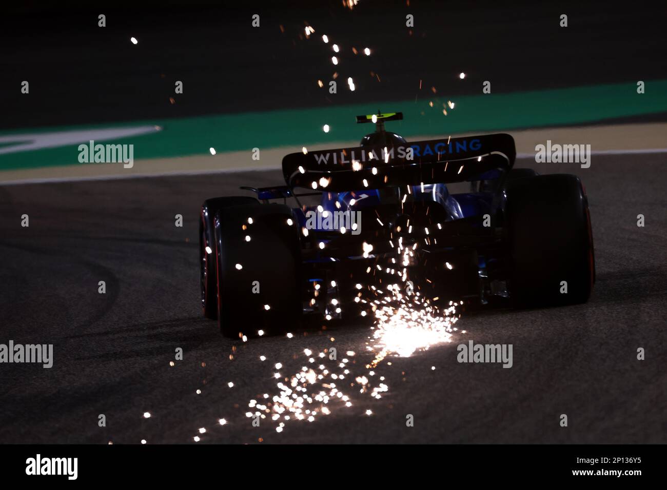 Logan SarSergeant (USA) Williams Racing FW45 lässt Funken fliegen. Formel-1-Weltmeisterschaft, Rd 1, Bahrain Grand Prix, Freitag, 3. März 2023. Sakhir, Bahrain. Stockfoto