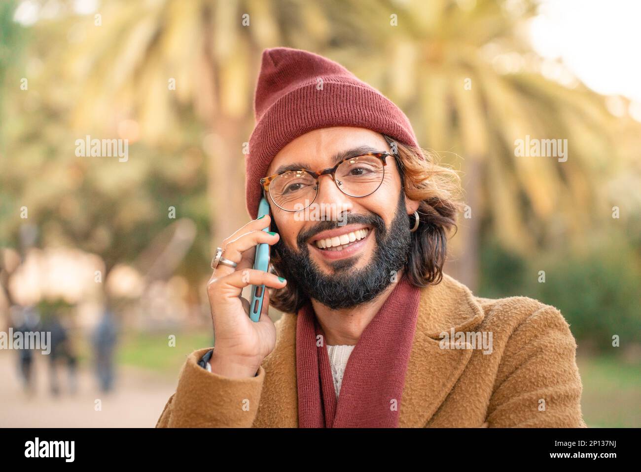 Attraktiver junger weißer Mann mit Brille und Bart, der im Park ein Selfie macht. Stockfoto
