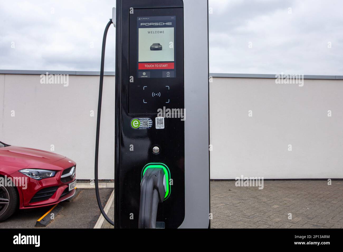 LADESTATION FÜR ELEKTROAUTOS VON PORSCHE Stockfoto