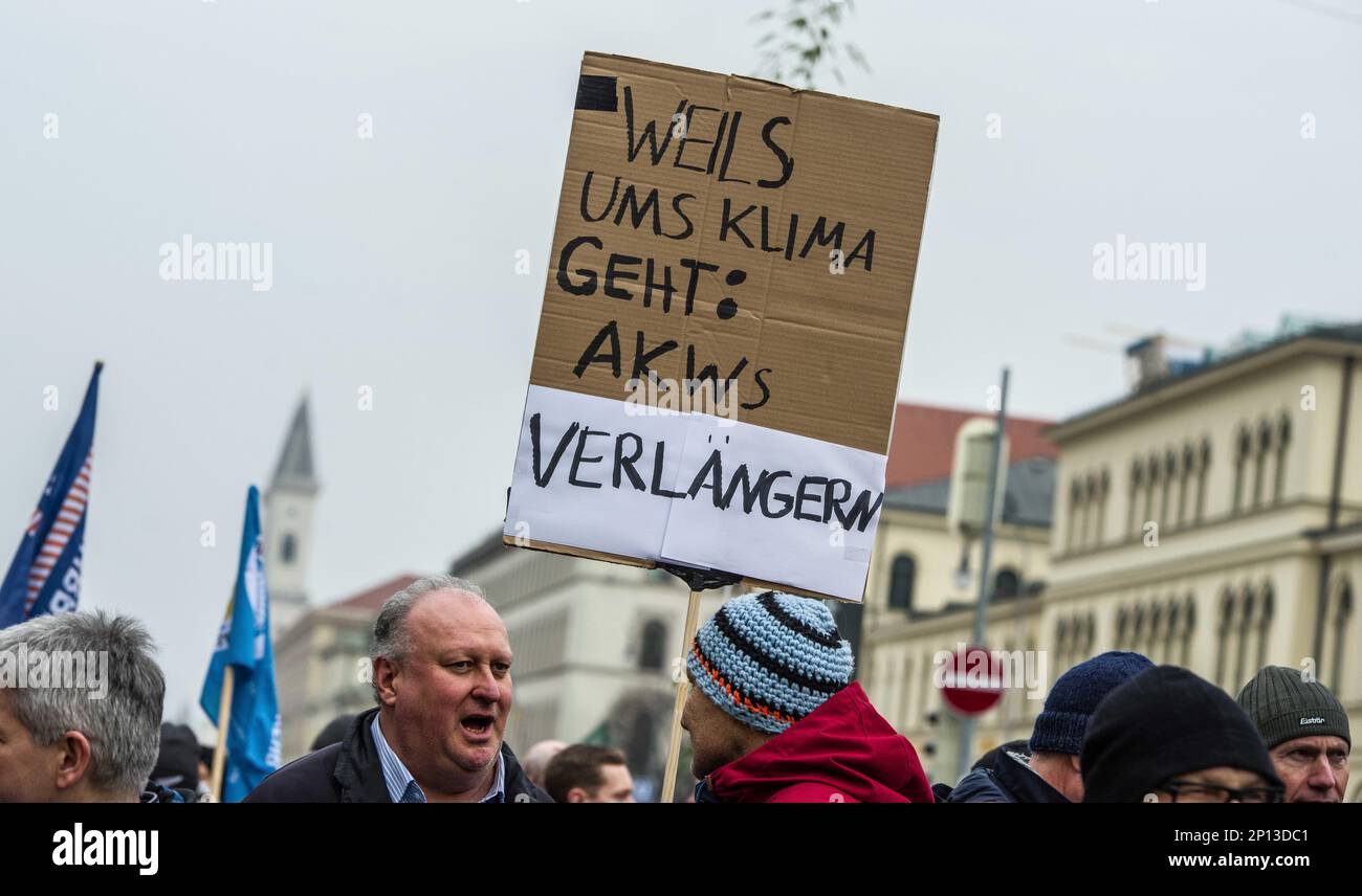 München, Bayern, Deutschland. 3. März 2023. In Solidarität mit den Freitagen für die Zukunft, Die Ver.di-Union, die die Arbeiter des Münchner MVV-öffentlichen Transitsystems vertritt, trat dem Global Climate Strike als Teil ihrer eigenen Streikaktion bei und betonte, dass die öffentlichen Transitsysteme der Welt kritische Teile der Abwendung des globalen Klimakatastroms sind und die Arbeiter müssen Lohn erhalten. (Kreditbild: © Sachelle Babbar/ZUMA Press Wire) NUR REDAKTIONELLE VERWENDUNG! Nicht für den kommerziellen GEBRAUCH! Stockfoto