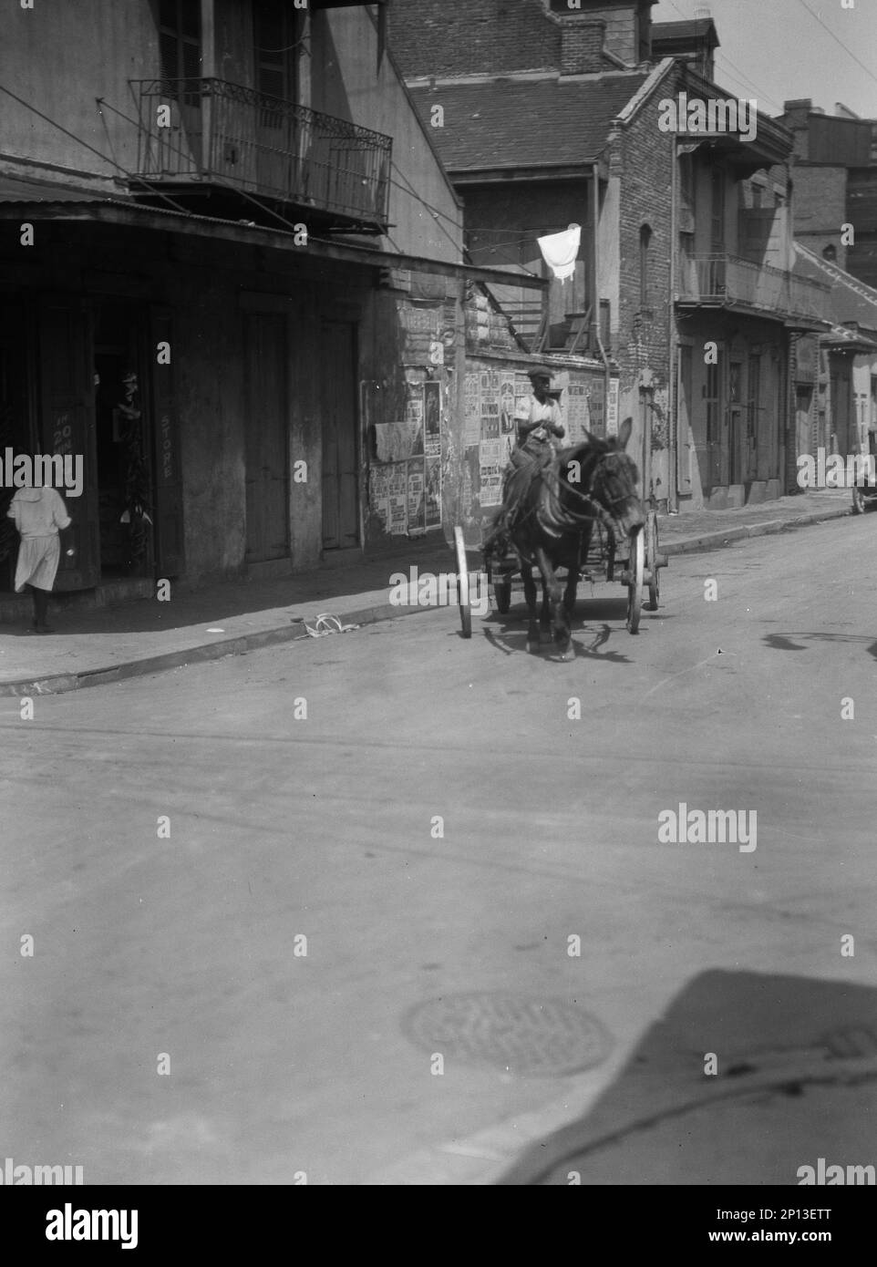 Straßenszene im French Quarter, New Orleans, zwischen 1920 und 1926. Stockfoto