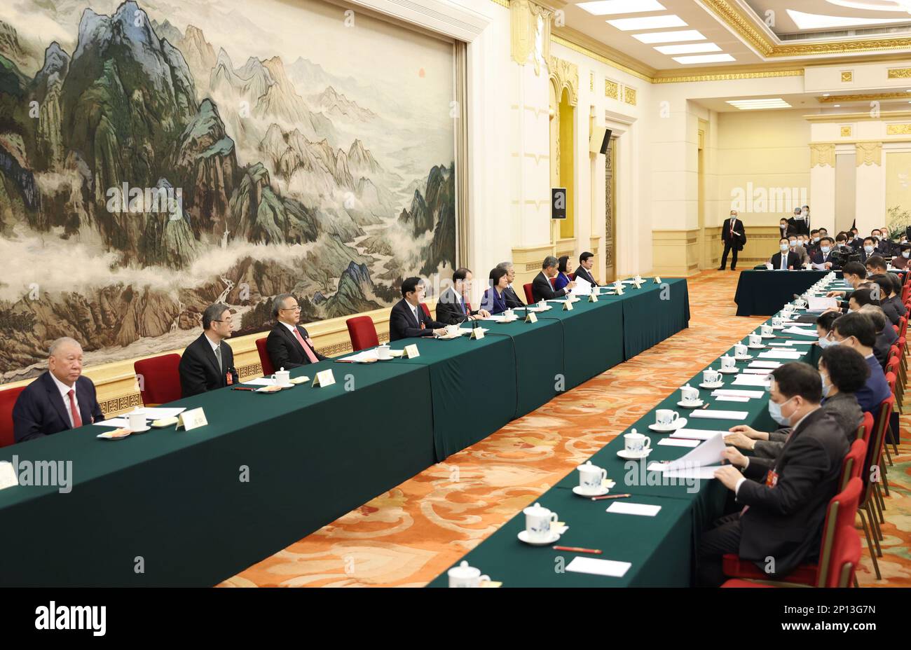 Peking, China. 3. März 2023. Wang Huning leitet die erste Sitzung des Präsidiums der ersten Sitzung des 14. Nationalen Komitees der Politischen Konsultativkonferenz des chinesischen Volkes (CPPCC) in der Großen Volkshalle in Peking, Hauptstadt Chinas, am 3. März 2023. Kredit: Wang Ye/Xinhua/Alamy Live News Stockfoto