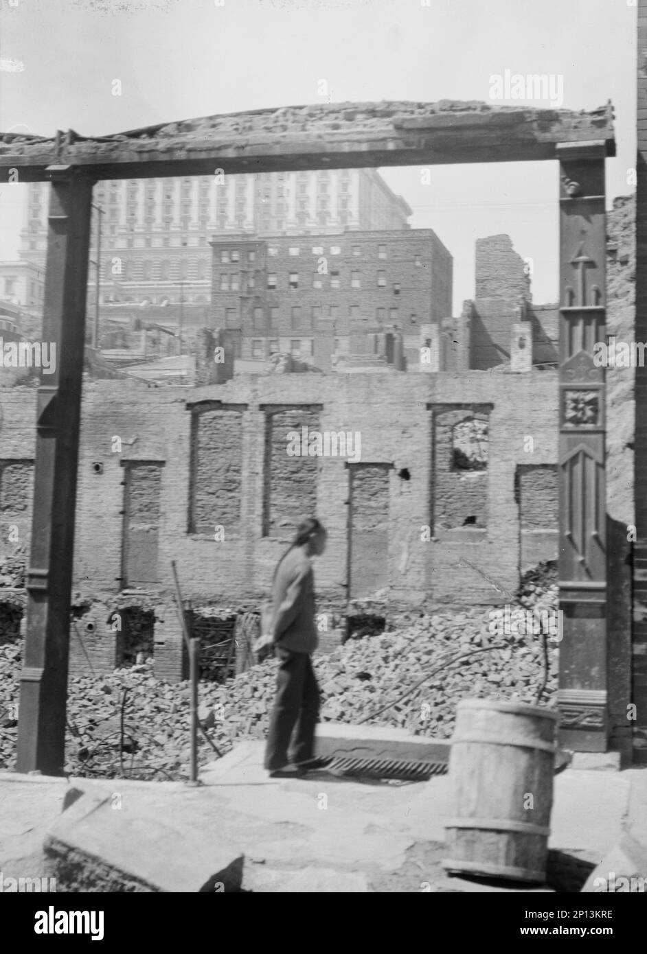 Nach dem Feuer, 1906 (The Fairmount Hotel in der Ferne), Chinatown, San Francisco, 1906. April Stockfoto