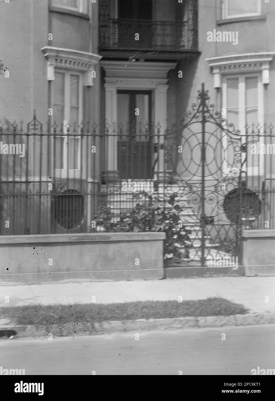 Tor und Eingang eines mehrstöckigen Hauses, [The James Simmons House, 37 Meeting Street], Charleston, South Carolina, zwischen 1920 und 1926. Stockfoto