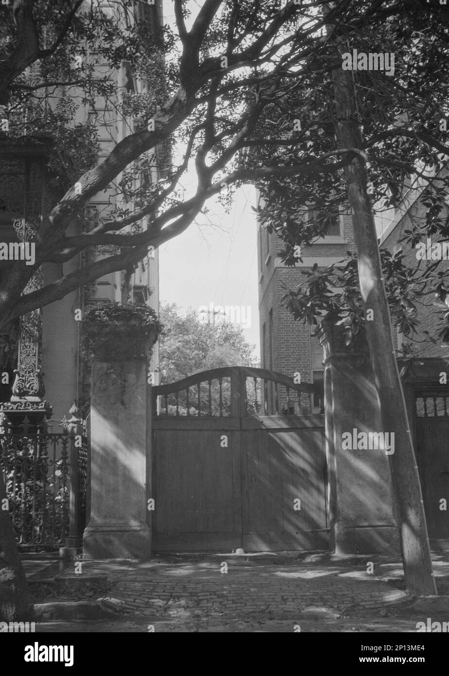 Tor zwischen zwei Gebäuden, New Orleans, oder Charleston, South Carolina, zwischen 1920 und 1926. Stockfoto