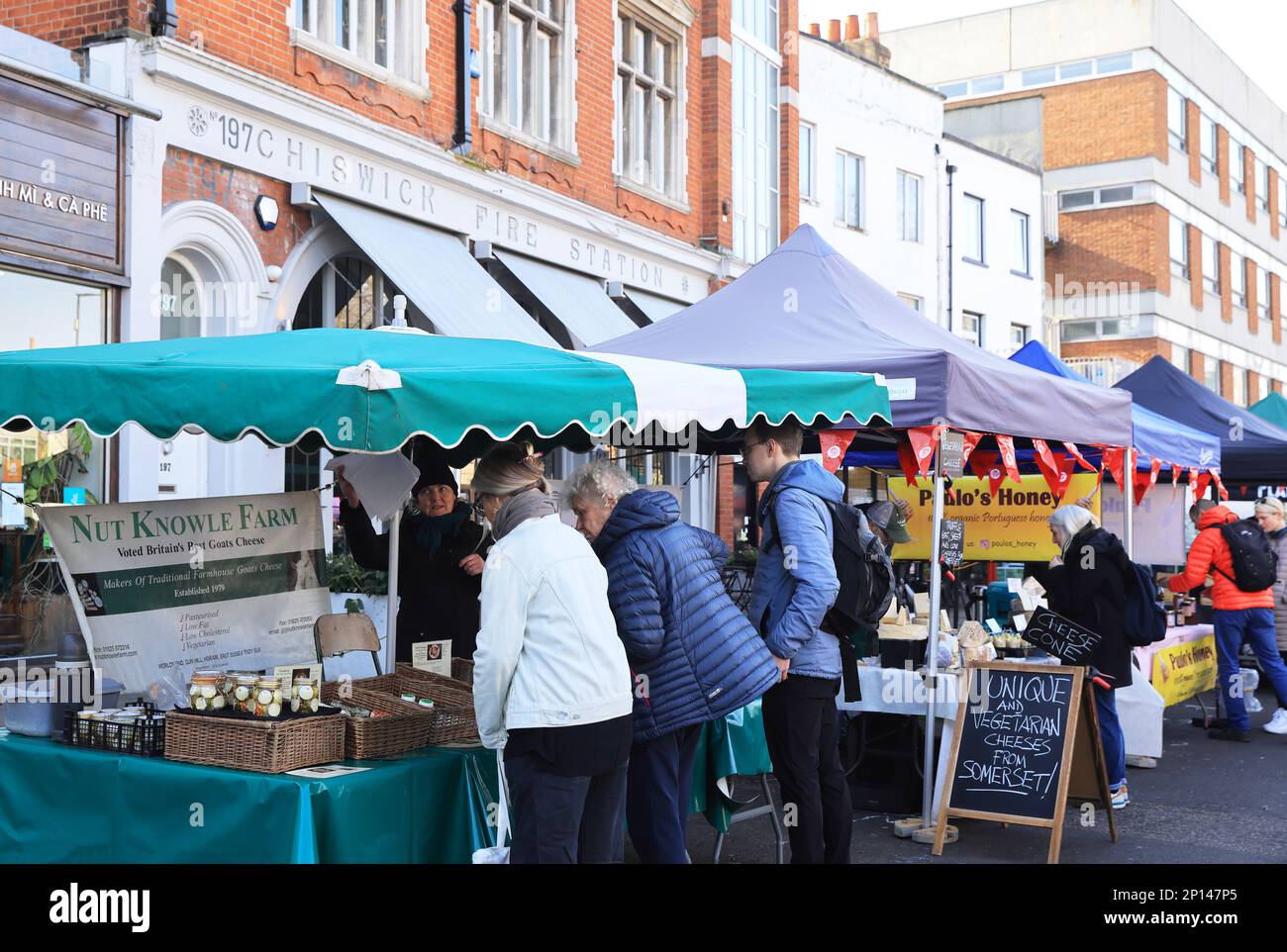 Der monatliche Chiswick Cheese Market an der High Road im grünen und wohlhabenden West-London-Bezirk Hounslow, Großbritannien Stockfoto