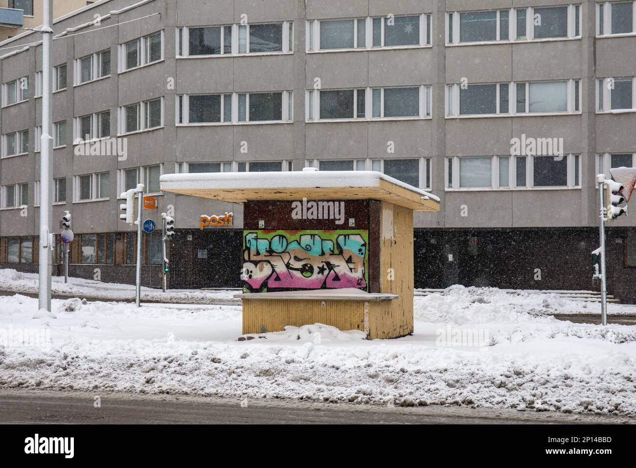 Gelber Holzkiosk auf der Nordenskiöldin aukio, für die Winterzeit geschlossen, im Taka-Töösti-Viertel von Helsinki, Finnland Stockfoto