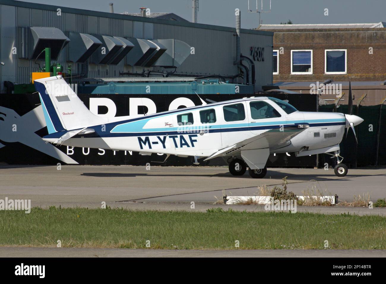 Ein Beechcraft B36TC Bonanza am Brighton City Airport Sussex England Stockfoto