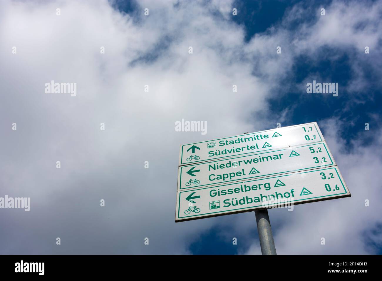 Marburg: Fahrradwegweiser in Lahntal, Hessen, Hessen, Deutschland Stockfoto