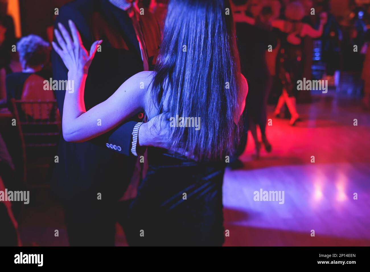 Paare, die auf einem Festival, Tangostudio, Salsa, Bachata und Kizomba