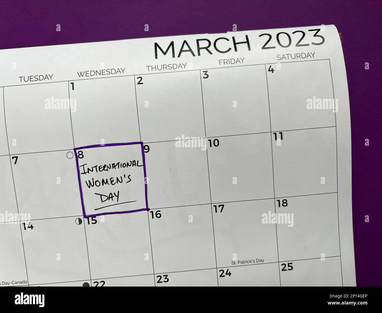 Kalendererinnerung zum Internationalen Frauentag am 8. März. Stockfoto