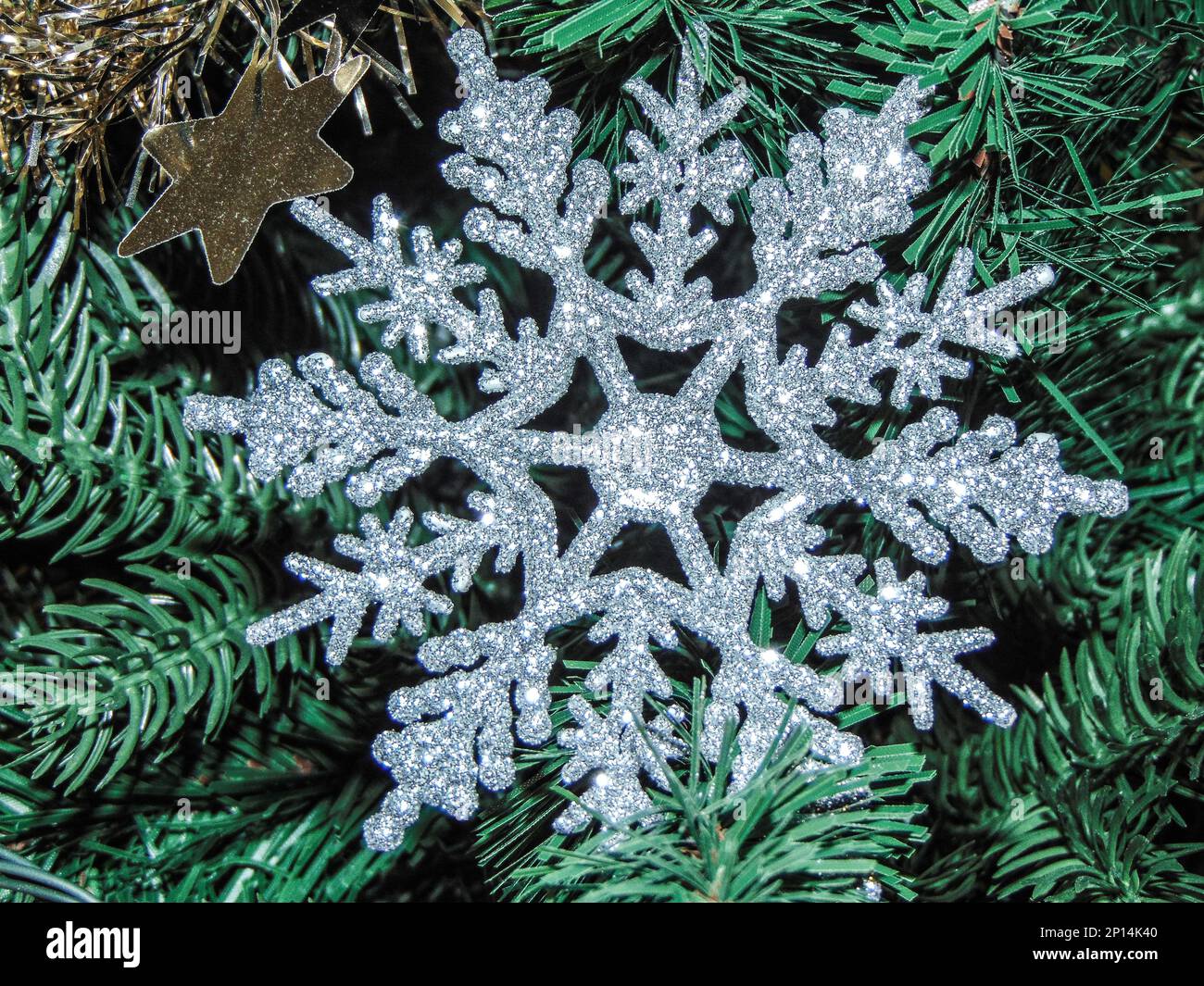 Schneeflockendekoration auf einem Weihnachtsbaum. Weihnachtsdekoration Stockfoto