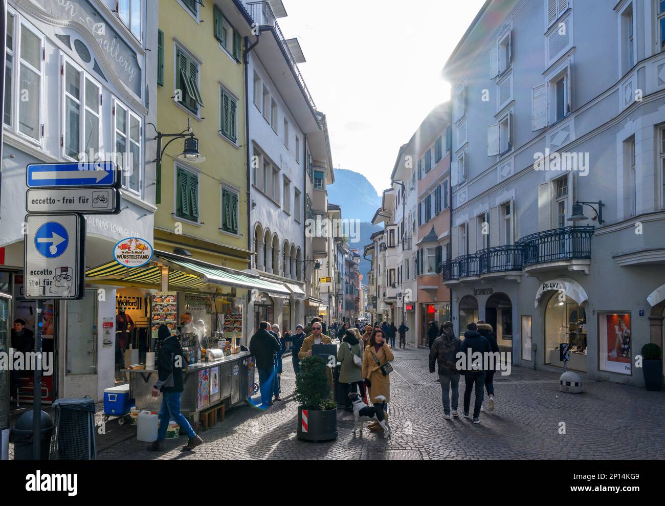Geschäfte auf der Via Goethe, Bozen, Italien Stockfoto