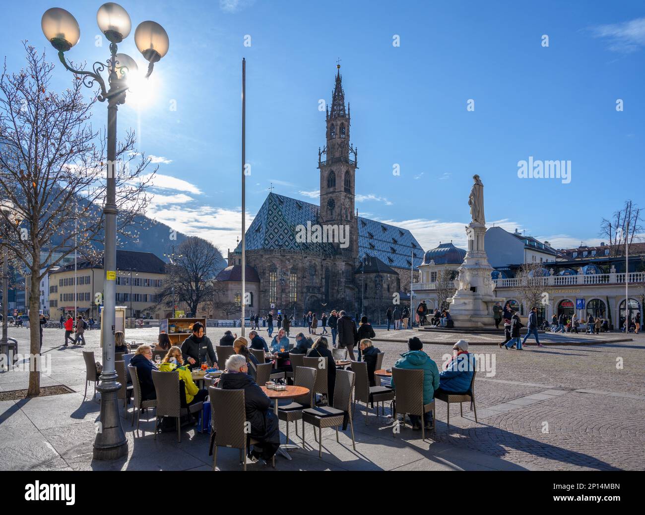 Café am Waltherplatz (Piazza Walther) mit der Kathedrale dahinter, Bozen, Italien Stockfoto