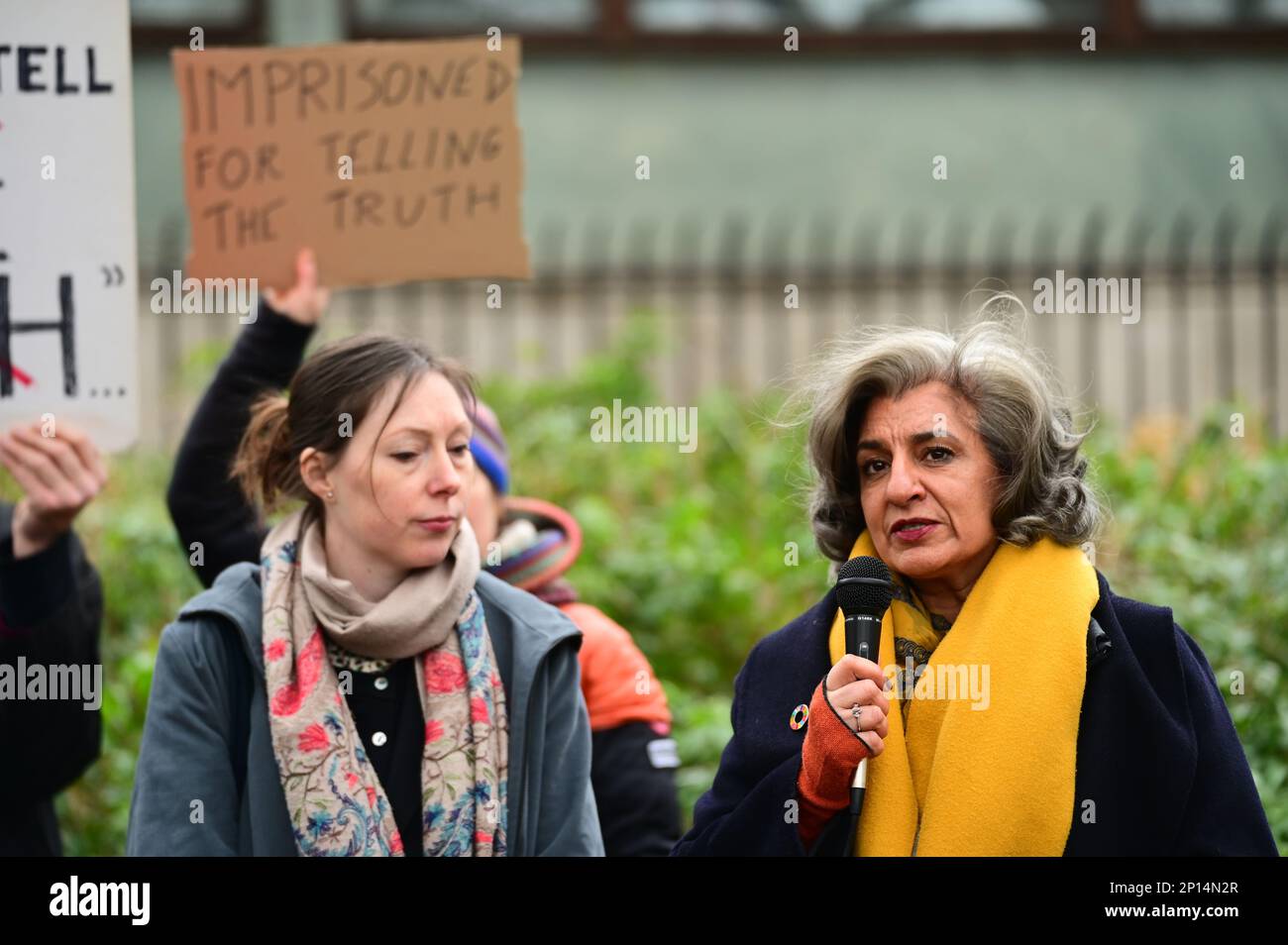 London, Großbritannien. 03. März 2023. 3. März 2023 London, Großbritannien. Sprecherin Farhana Yamin ist eine international anerkannte Umweltanwältin, Expertin für Klimawandel und Entwicklungspolitik bei den Juristen, die die Demo vor dem Inner London Crown Court leitet, als weitere Gefängnisinsassen, nur weil sie über die Klimakrise gesprochen haben. Kredit: Siehe Li/Picture Capital/Alamy Live News Stockfoto