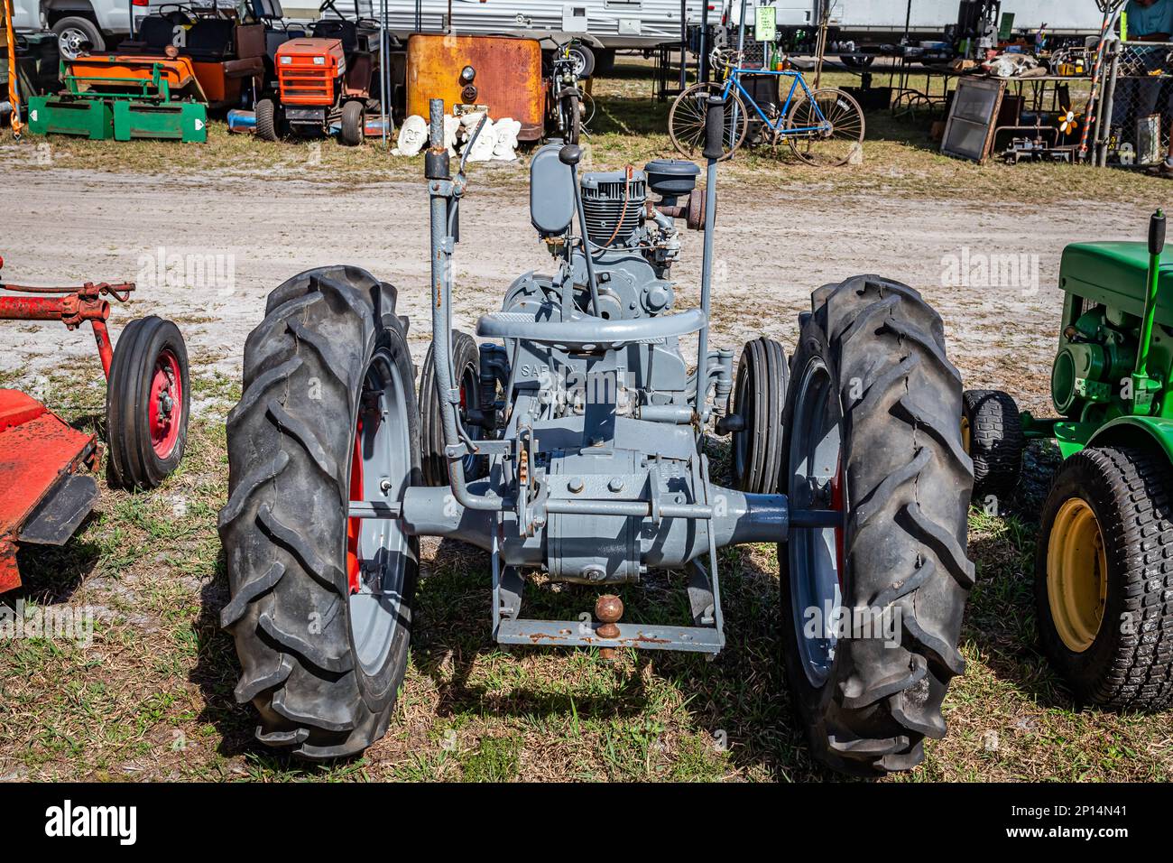 Fort Meade, Florida - 24. Februar 2022: Aus der Perspektive erfolgende Rückansicht eines 1947 Gibson Model D Gartentraktors auf einer lokalen Traktormesse. Stockfoto