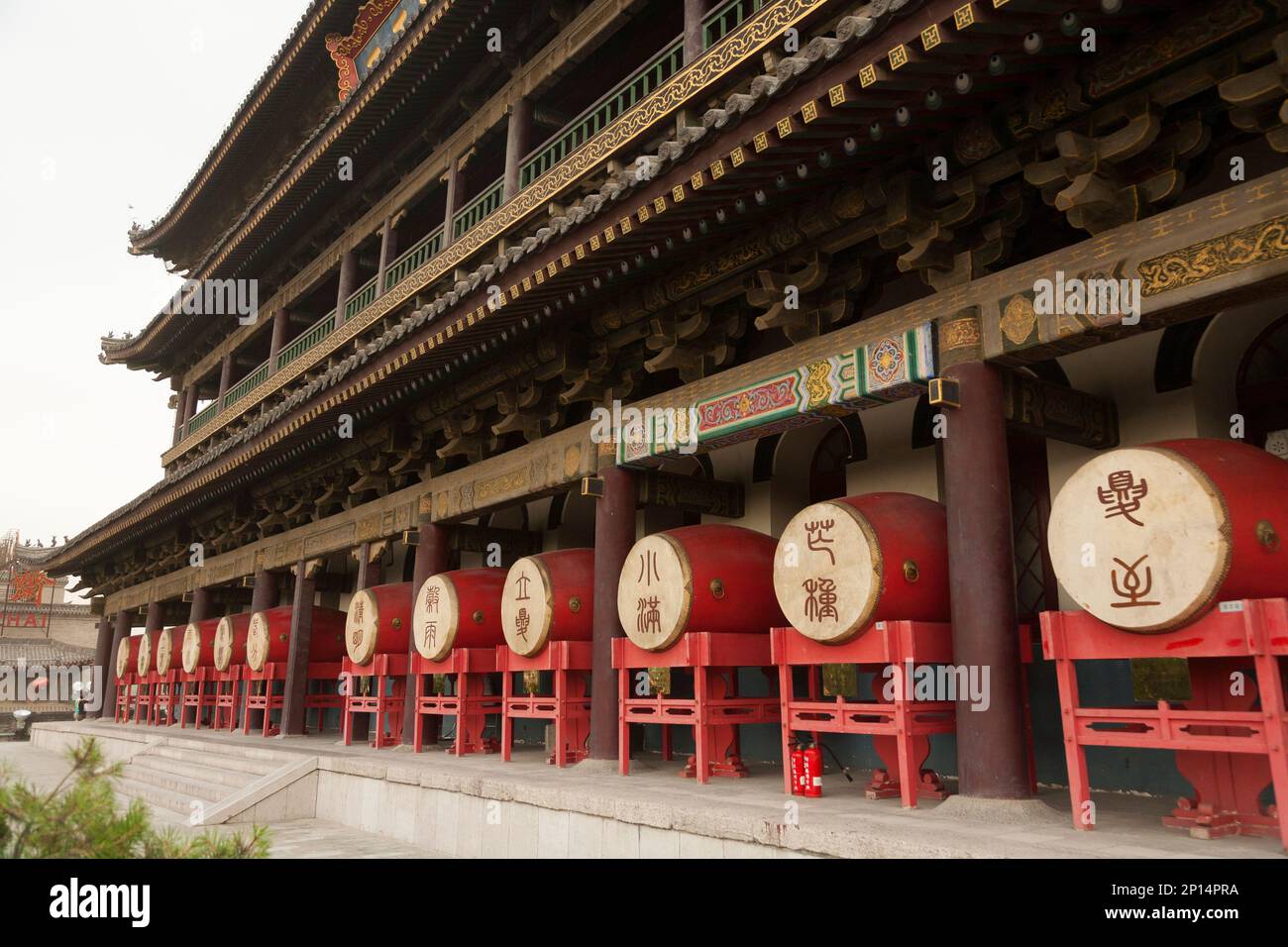 Umfangreiche Ausstellung von Trommeln im Tempelstil für Besucher im Xi'an Trommelturm in der chinesischen Stadt Xian. VR China, China. Die Gegend ist bei Touristen beliebt. (125) Stockfoto