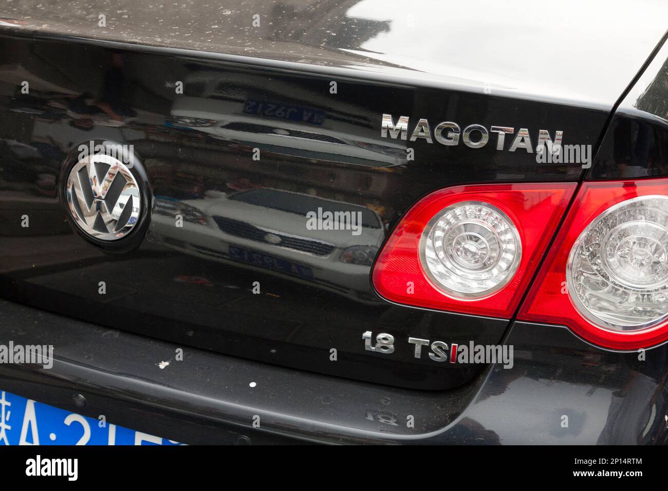 VW Volkswagen Magotan Car Emblem Logo (basierend auf dem europäischen VW Passat (B8) auf dem Kofferraum eines chinesischen Fahrzeugs in Xi'an, VR China. China (125) Stockfoto