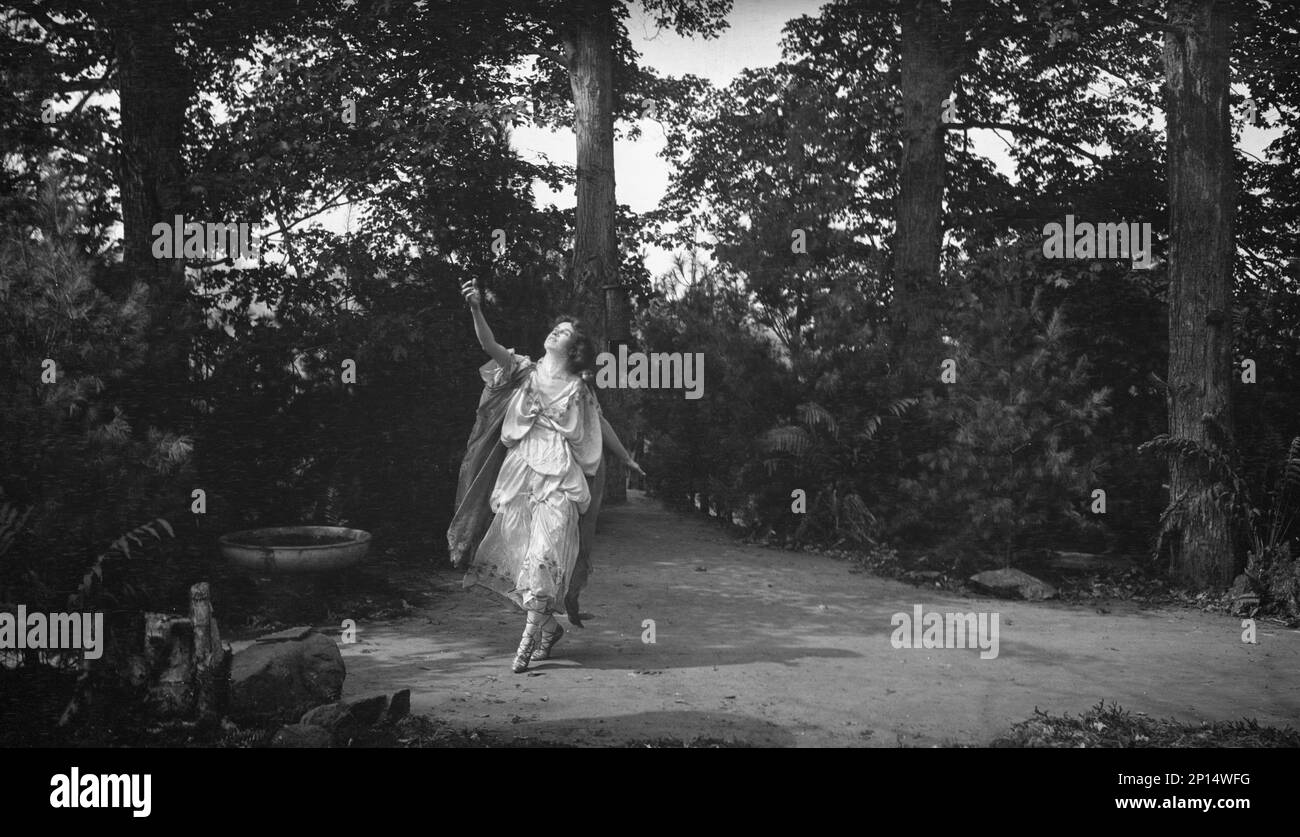 Szene aus dem Stück Sanctuary, A Bird Masque, von Percy MacKaye, in der Probe für die erste Vorstellung bei der Meriden Bird Club Sanctuary Dedication in New Hampshire, 1913. September Das Foto zeigt Juliet Barrett Rublee als Tacita, die Trocknerin. Stockfoto