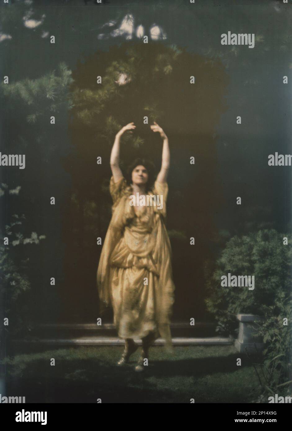 Juliet Barrett Rublee als Tacita the Dryad, eine Figur in Percy MacKayes Stück Sanctuary: A Bird Masque, in der Probe für die erste Vorstellung bei der Meriden Bird Club Sanctuary Dedication in New Hampshire, 1913. September. Stockfoto