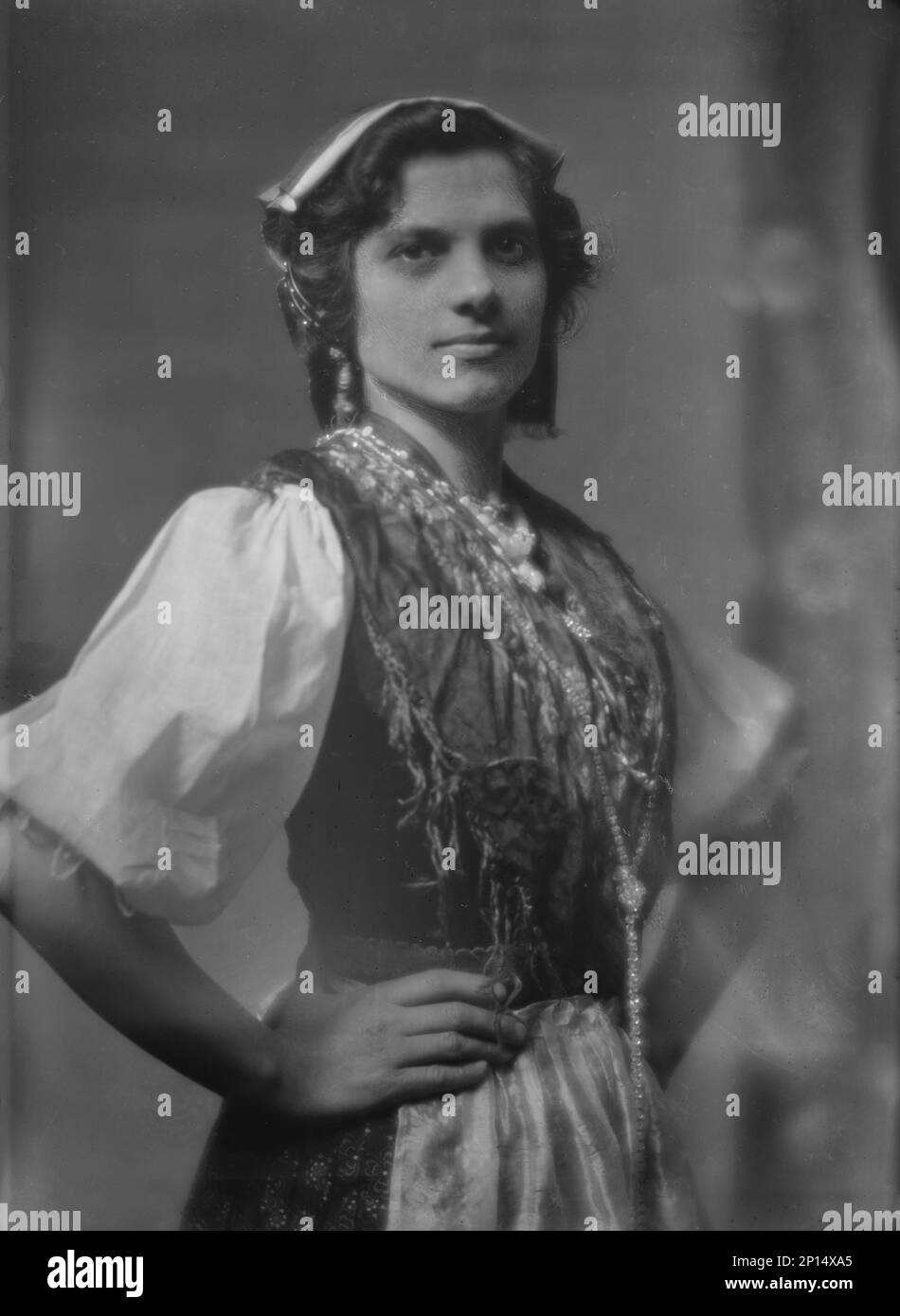 Mitglieder des International Institute for Immigrant Girls, Y.W.C.A., in Nationalkostümen, Porträtfoto, 1915. März 13. Stockfoto