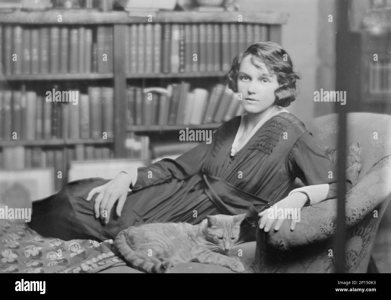 Miss Helen Chamberlain, mit Buzzer der Katze, Porträtfoto, 1918. Mai 28. Stockfoto