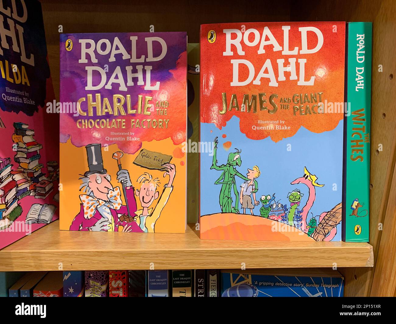 Windsor, Berkshire, Großbritannien. 2. März 2023. Roald Dahl Bücher zum Verkauf in einem Buchladen in Windsor, Berkshire. Es ist für viele schockiert, dass die Kinderbücher von Roald Dahl neu bearbeitet werden, um Wörter zu entfernen, die als anstößig angesehen werden können, wie fett oder hässlich. Die Worte Frauen, Mütter und Väter sollen ebenfalls durch allgemeine neutrale Wörter ersetzt werden. In der Presse wird viel darüber berichtet, dass viele Menschen dies auch als einen Schritt in der Welt des Wachs empfinden. Kredit: Maureen McLean/Alamy Stockfoto