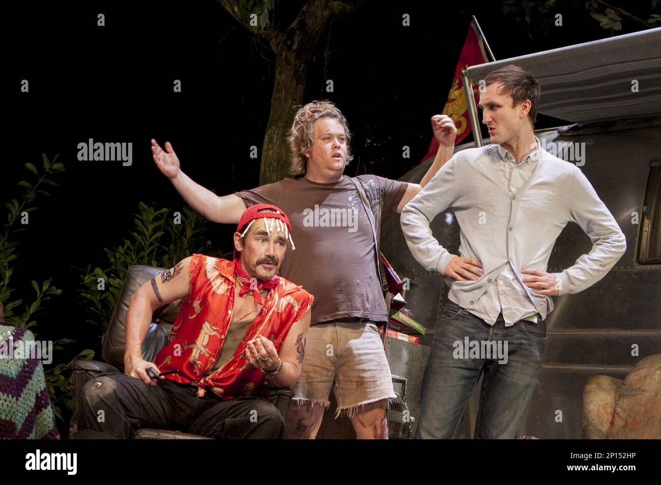 l-r: Mark Rylance (Johnny 'Rooster' Byron), Danny Kirrane (Davey), Tom Brooke (Lee) in JERUSALEM von Jez Butterworth im Apollo Theatre, London W1 10/02/2010 A Royal Court 2009 Produktionsdesign: Ultz Beleuchtung: Mimi Jordan Sherin Regisseur: Ian Rickson Stockfoto