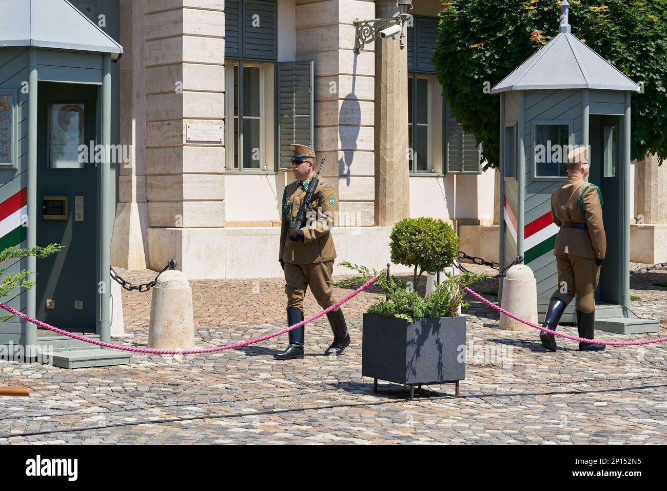 Schlosswache am Budapester Schlosspalast, Budavári Palota, Sitz des Präsidenten auf dem Schlosshügel im Budapester Budaer Stadtteil Stockfoto