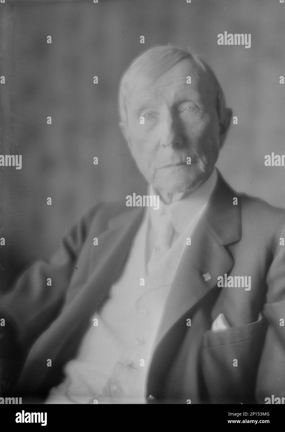 Mr. J.D. Rockefeller, Porträtfoto, 1918. August 2. Amerikanischer Geschäftsmann und Philanthrop John Davison Rockefeller Sr In seinen 50s Jahren entwickelte er Alopezie, verlor seinen Schnurrbart und trug Toup&#xe9;es. Stockfoto
