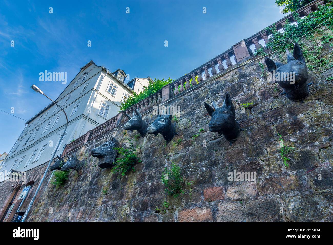Marburg: Kunstwerk "der Wolf und die 7 jungen Geißlein" ("der Wolf und die 7 jungen Kinder") am Grimm-Dich-Pfad in Lahntal, Hessen, Deutschland Stockfoto