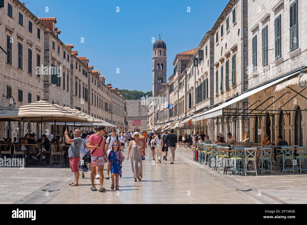 Glockenturm und Touristen Shopping in Stradun / Placa, Hauptstraße in der Altstadt, historisches Stadtzentrum von Dubrovnik, Süddalmatien, Kroatien Stockfoto