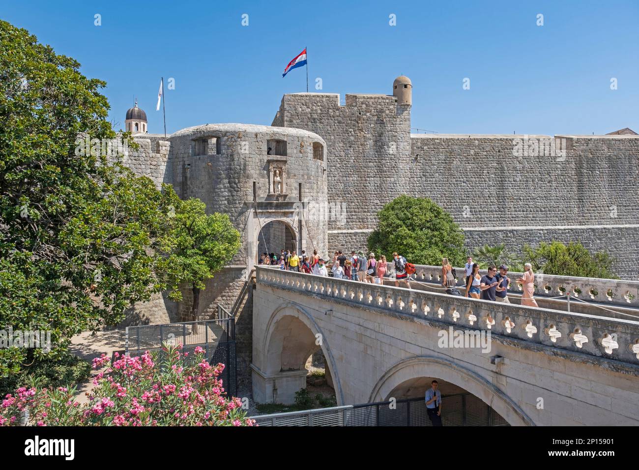 Stadtmauern und Touristen betreten das Pile Gate, Haupteingang zur Altstadt, historisches Stadtzentrum von Dubrovnik, süddddalmatisches, Kroatien Stockfoto