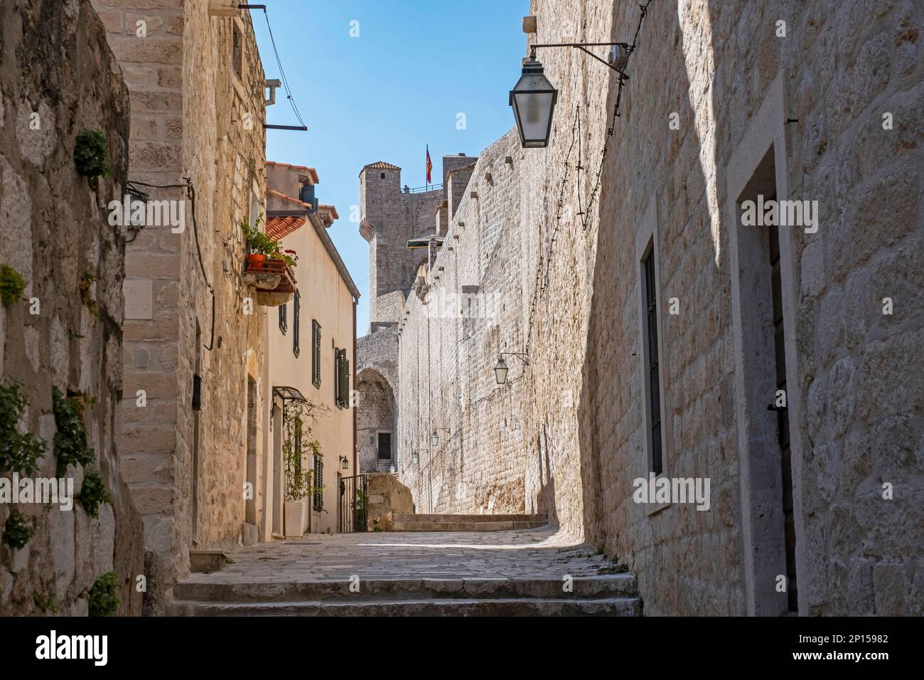 Gasse entlang der mittelalterlichen Stadtmauern der Altstadt, historisches Stadtzentrum von Dubrovnik, Süddalmatien, Kroatien Stockfoto