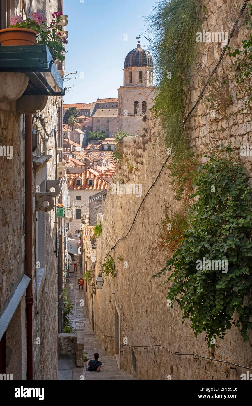 Gasse entlang der mittelalterlichen Stadtmauern der Altstadt, historisches Stadtzentrum von Dubrovnik, Süddalmatien, Kroatien Stockfoto