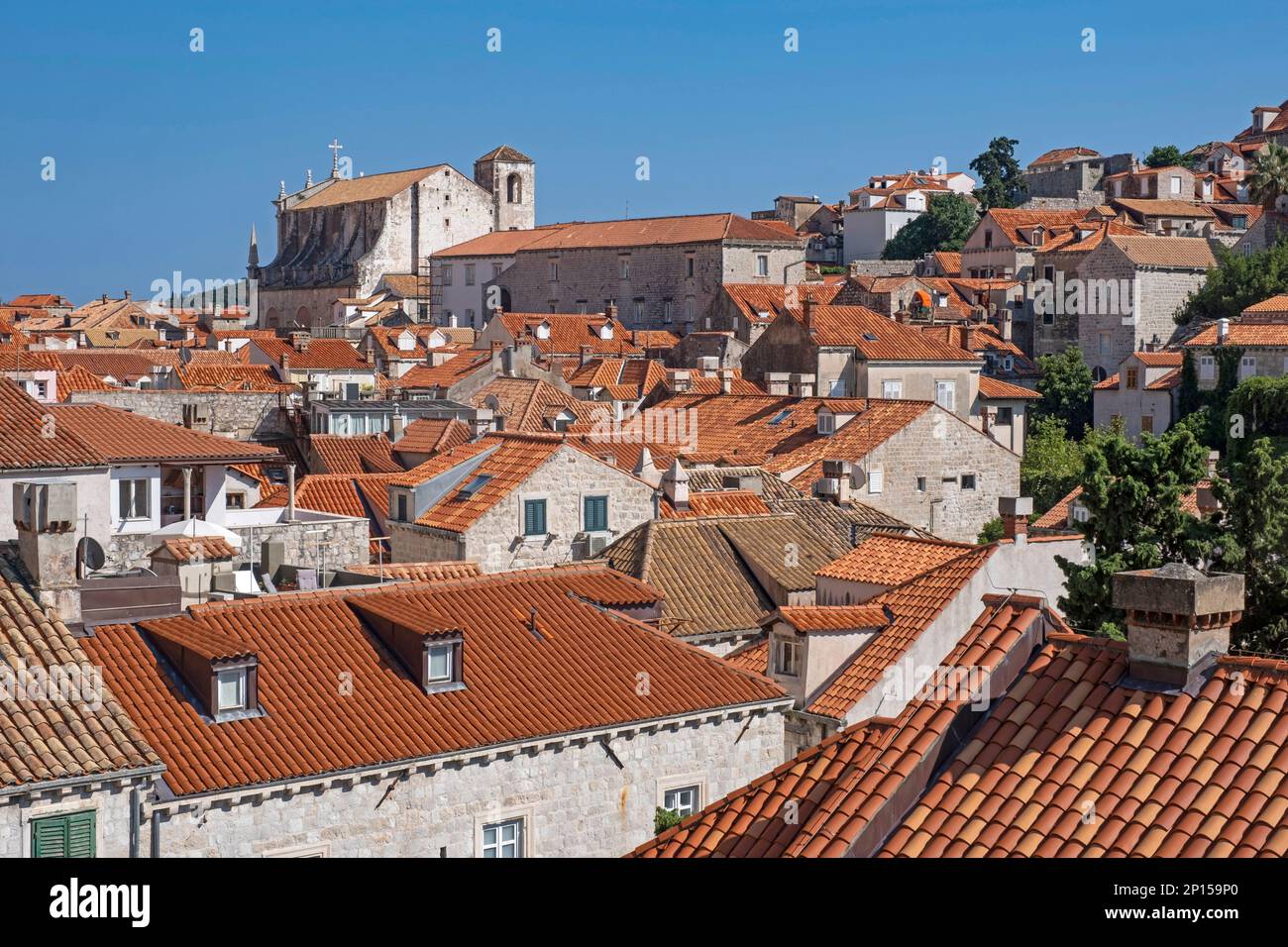 Blick über die roten Dächer von Häusern und die Jesuitenkirche St. Ignatius in der Altstadt, historisches Stadtzentrum von Dubrovnik, Süddalmatien, Kroatien Stockfoto