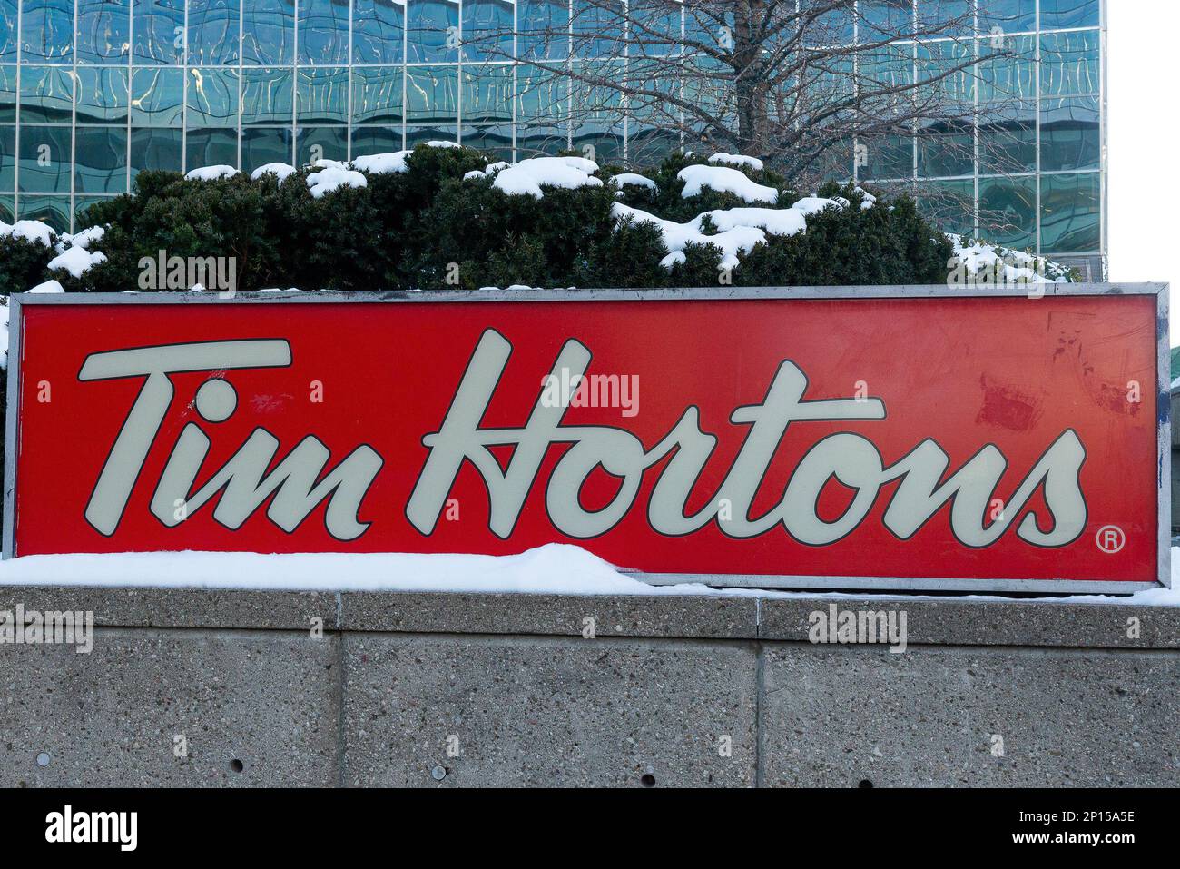 Toronto, ON, Kanada - 08. Dezember 2022: Tim Hortons Inc., allgemein unter dem Spitznamen Tim's oder Timmie's, ist ein kanadisches multinationales Kaffeehaus und Restaurant Stockfoto