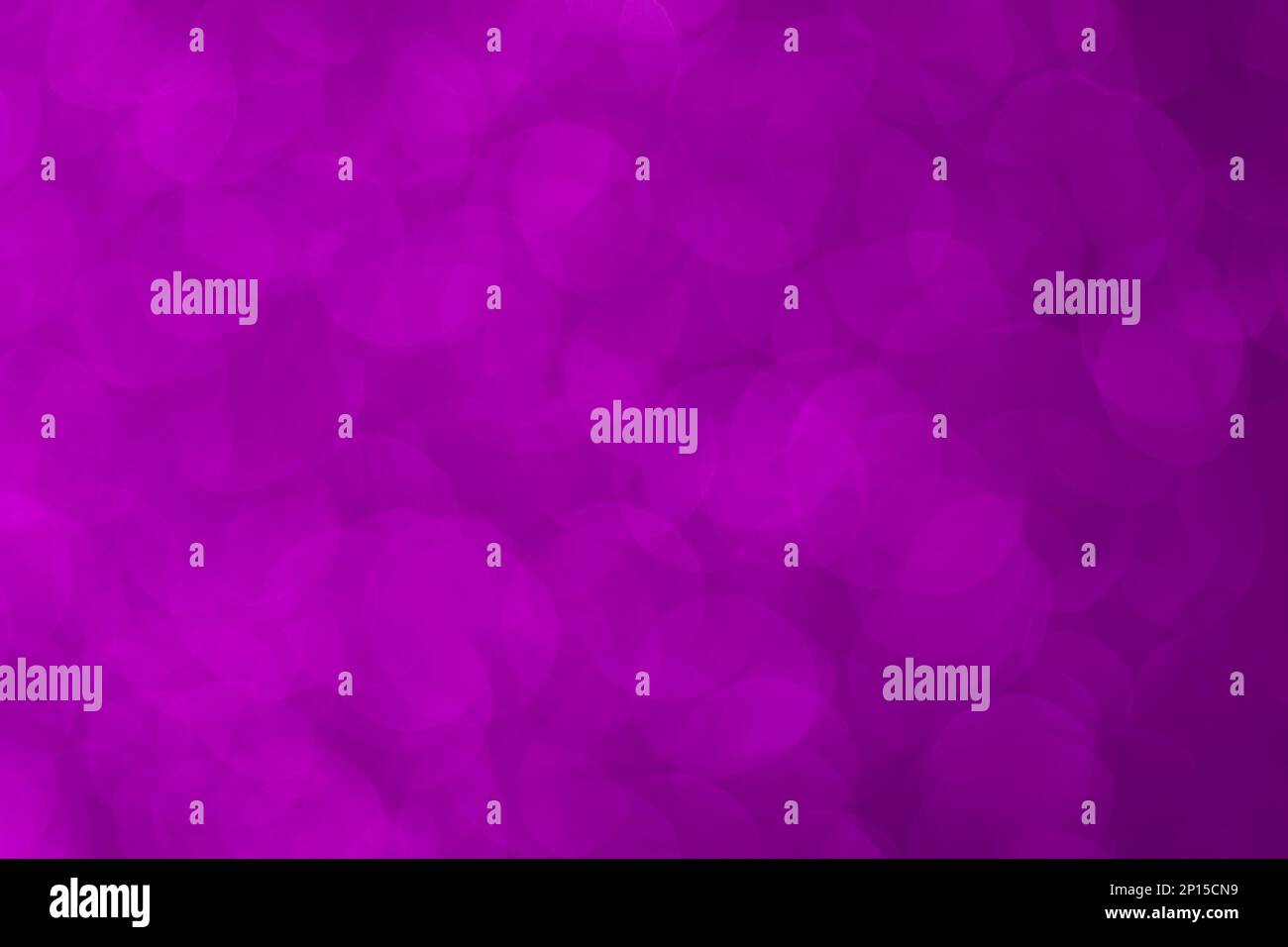 Glänzender Hintergrund, glänzende Textur voller Reflexionen und Lametta in violetter Farbe. Stockfoto