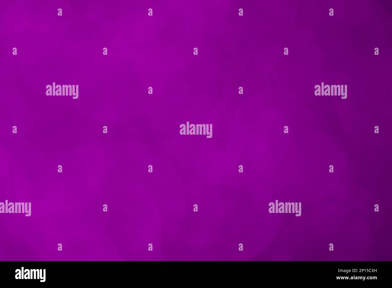 Glänzender Hintergrund, glänzende Textur voller Reflexionen und Lametta in violetter Farbe. Stockfoto