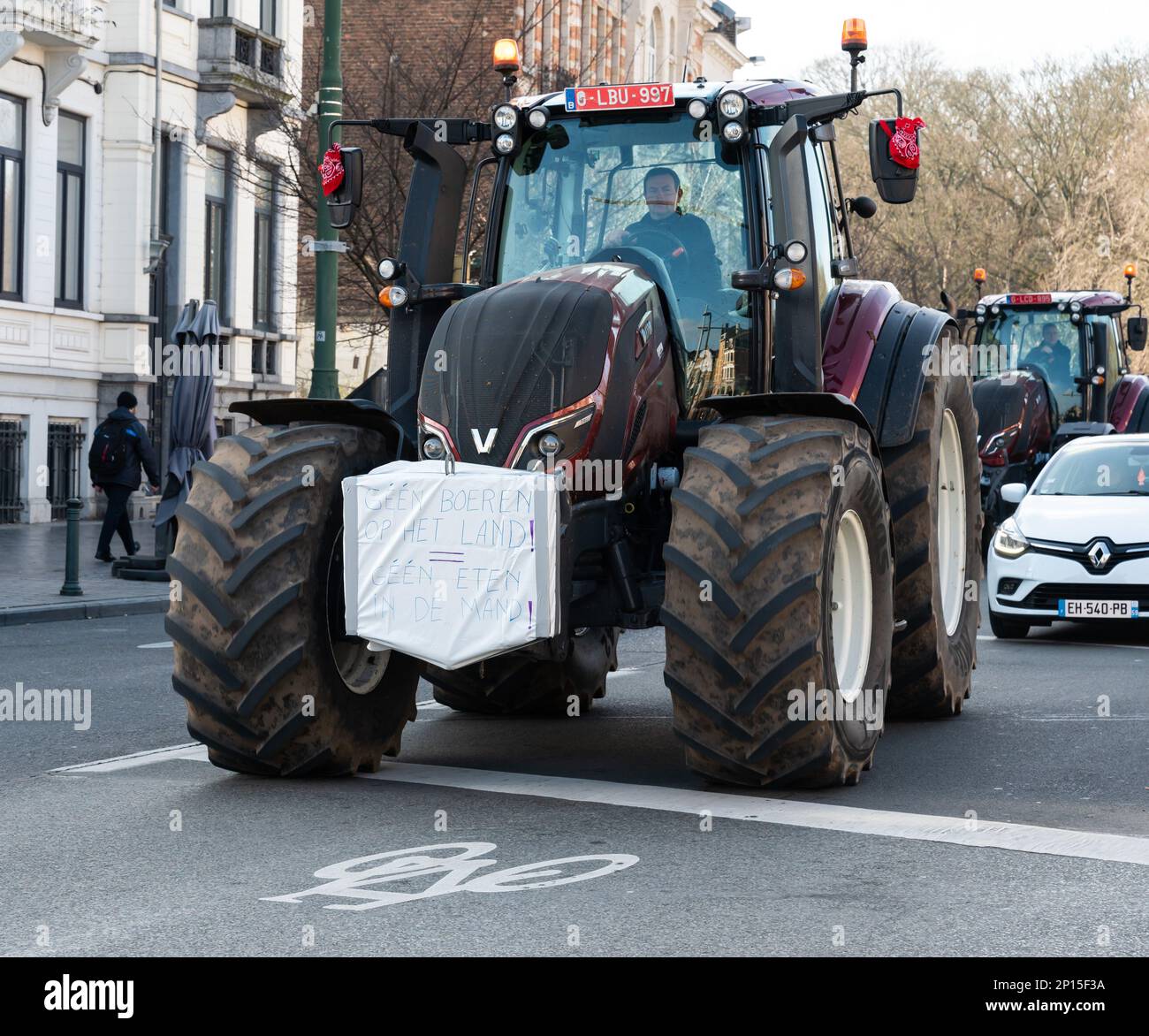 Koekelberg, Region Brüssel-Hauptstadt, Belgien - 3. März 2023 Landwirte protestieren mit Traktoren gegen die Regierungsdiskussion über die Verwendung von Stickstoff Stockfoto