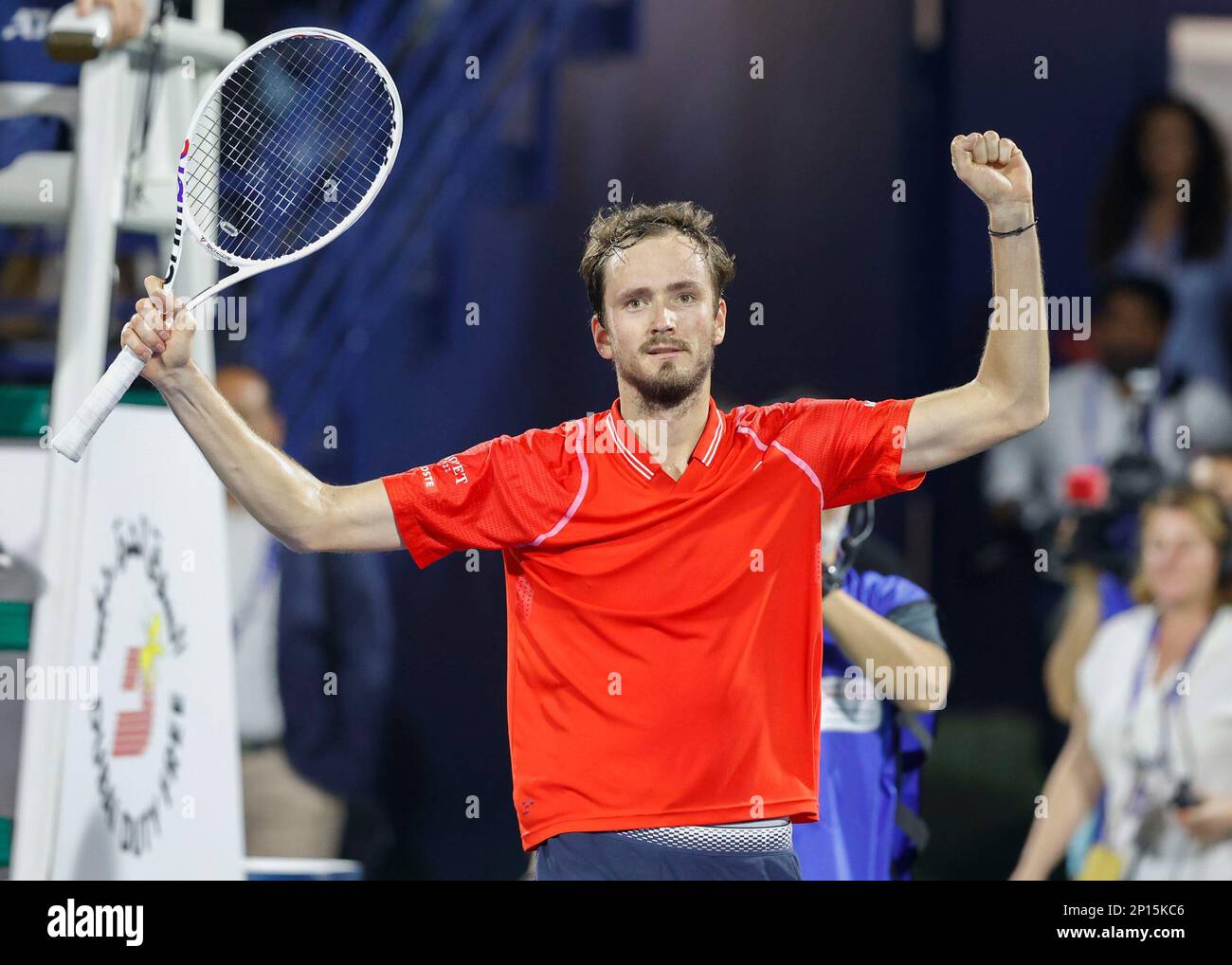 Dubai, Vereinigte Arabische Emirate, 3. März 2023. Der russische Tennisspieler Daniil Medvedev feiert am Freitag, den 3. März 2023, das Dubai Duty Free Tennis Championships Turnier im Dubai Duty Free Tennis Stadium., © Juergen Hasenkopf / Alamy Live News Stockfoto
