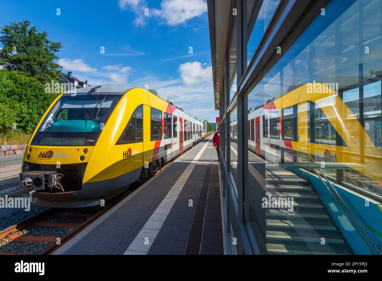 Erndtebrück: Regionalzug der Hessischen Landesbahn (HLB) am Bahnhof Erndtebrück in Siegen-Wittgenstein, Nordrhein-Westfalen, Nordrhein-Westpha Stockfoto