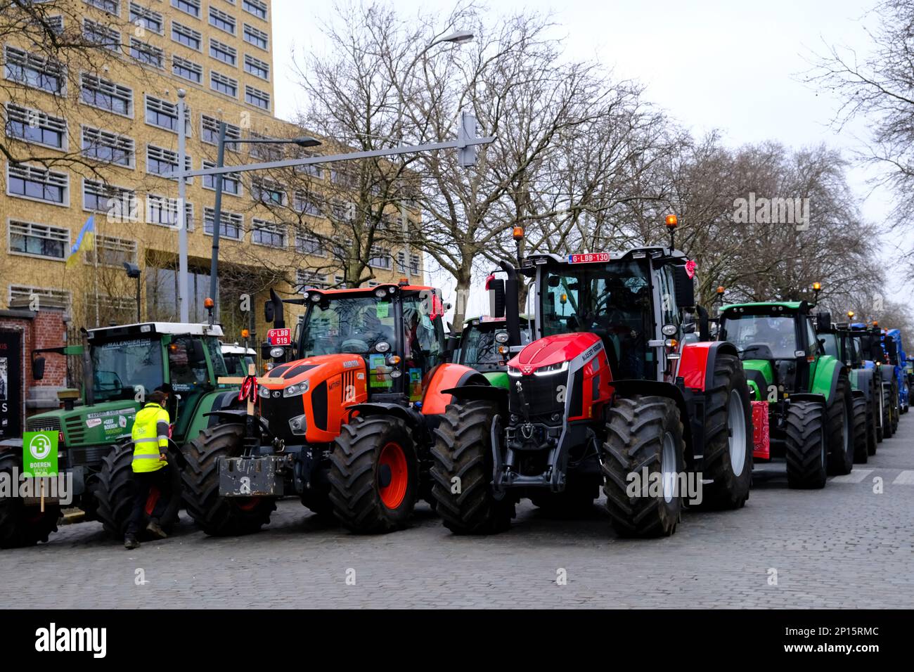 Brüssel, Belgien. 03. März 2023. Landwirte mit ihren Traktoren aus der nördlichen Region von Belgien nehmen am 3. März 2023 in Brüssel an einem Protest gegen einen neuen Plan der Regionalregierung zur Begrenzung der Stickstoffemissionen Teil. Kredit: ALEXANDROS MICHAILIDIS/Alamy Live News Stockfoto