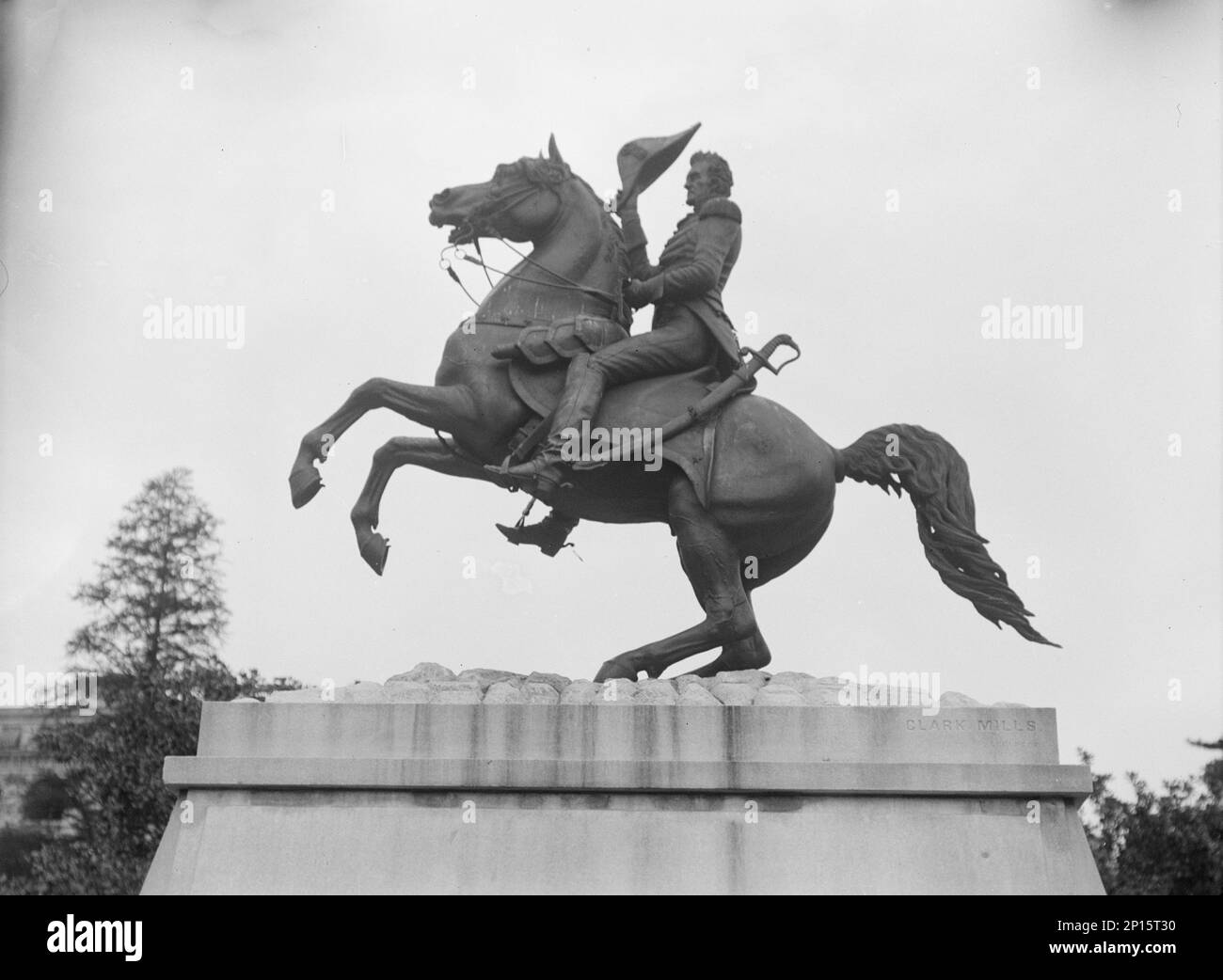 Reiterstatuen in Washington, D.C., zwischen 1911 und 1942. Skulptur von General Andrew Jackson von Clark Mills. Fertiggestellt im Jahr 1852, war dies die erste Bronzestatue in den Vereinigten Staaten und „die erste selbstbalancierte, grassierende Reiterstatue der Welt“. Stockfoto
