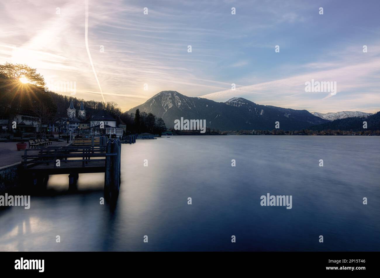 Sonnenaufgang am Tegernsee - Sonnenaufgang am Tegernsee, lange Exposition, mystisch, Himmel, Wolken, Sonnenstrahlen, Morgenstimmung Stockfoto