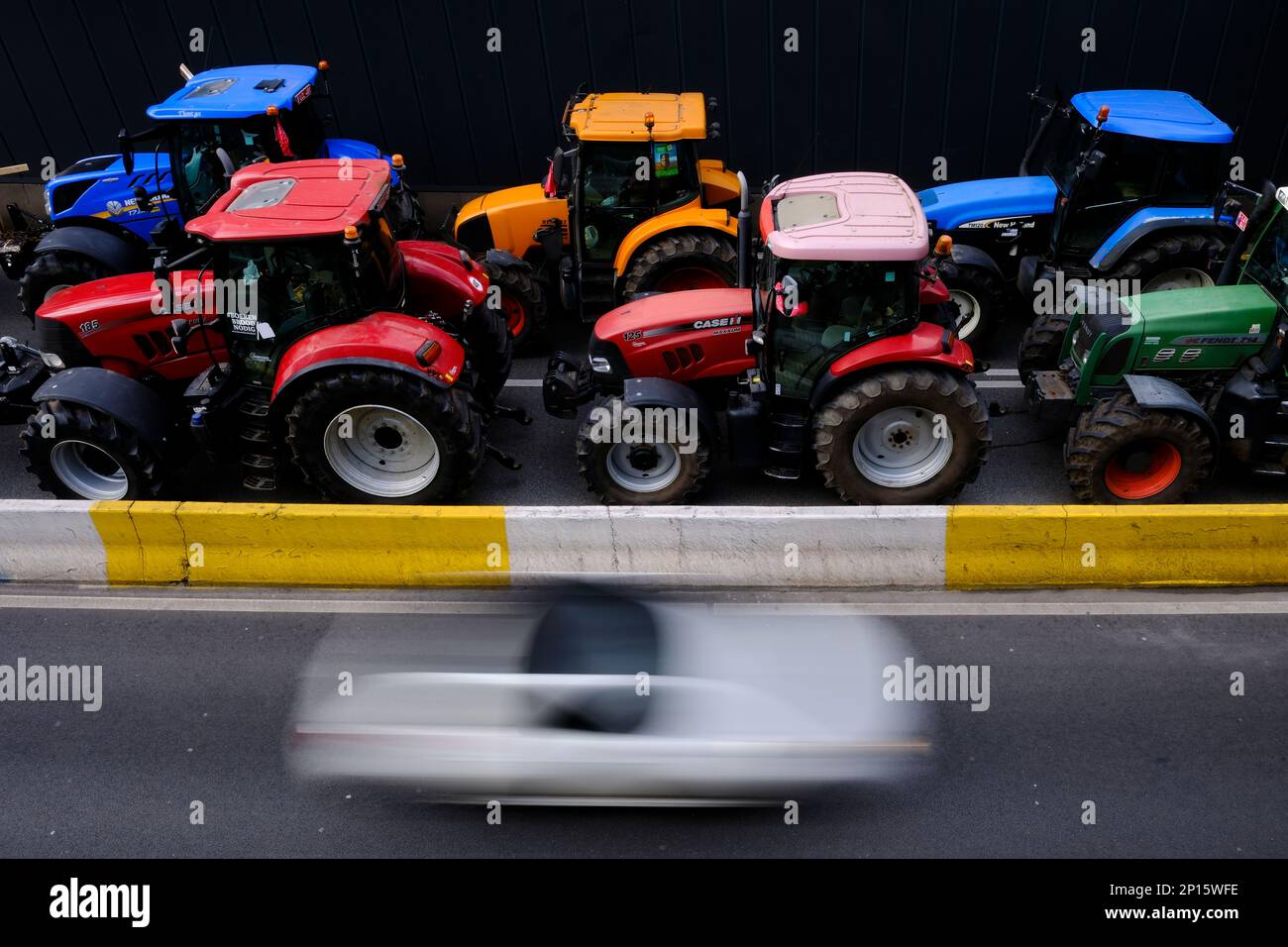 Brüssel, Belgien. 03. März 2023. Landwirte mit ihren Traktoren aus der nördlichen Region von Belgien nehmen am 3. März 2023 in Brüssel an einem Protest gegen einen neuen Plan der Regionalregierung zur Begrenzung der Stickstoffemissionen Teil. Kredit: ALEXANDROS MICHAILIDIS/Alamy Live News Stockfoto